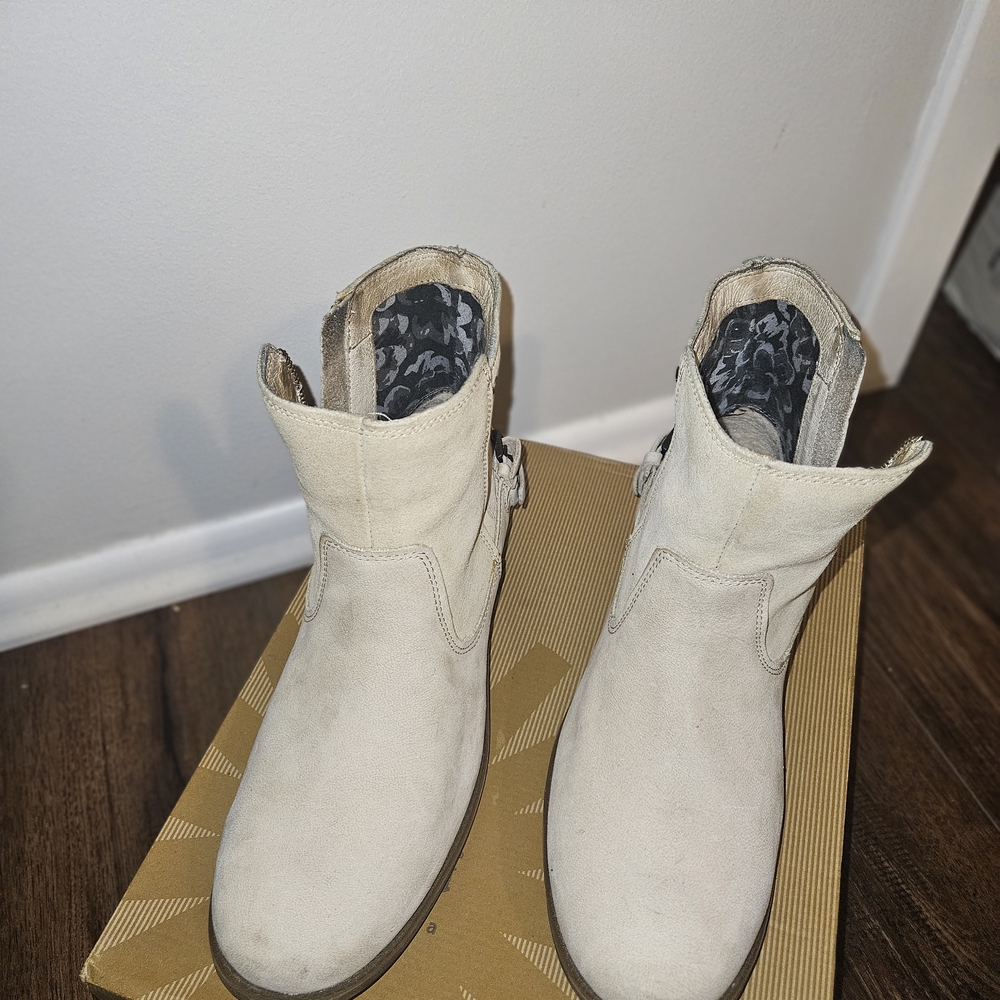 UGG Women's Cream Suede Ankle Boots